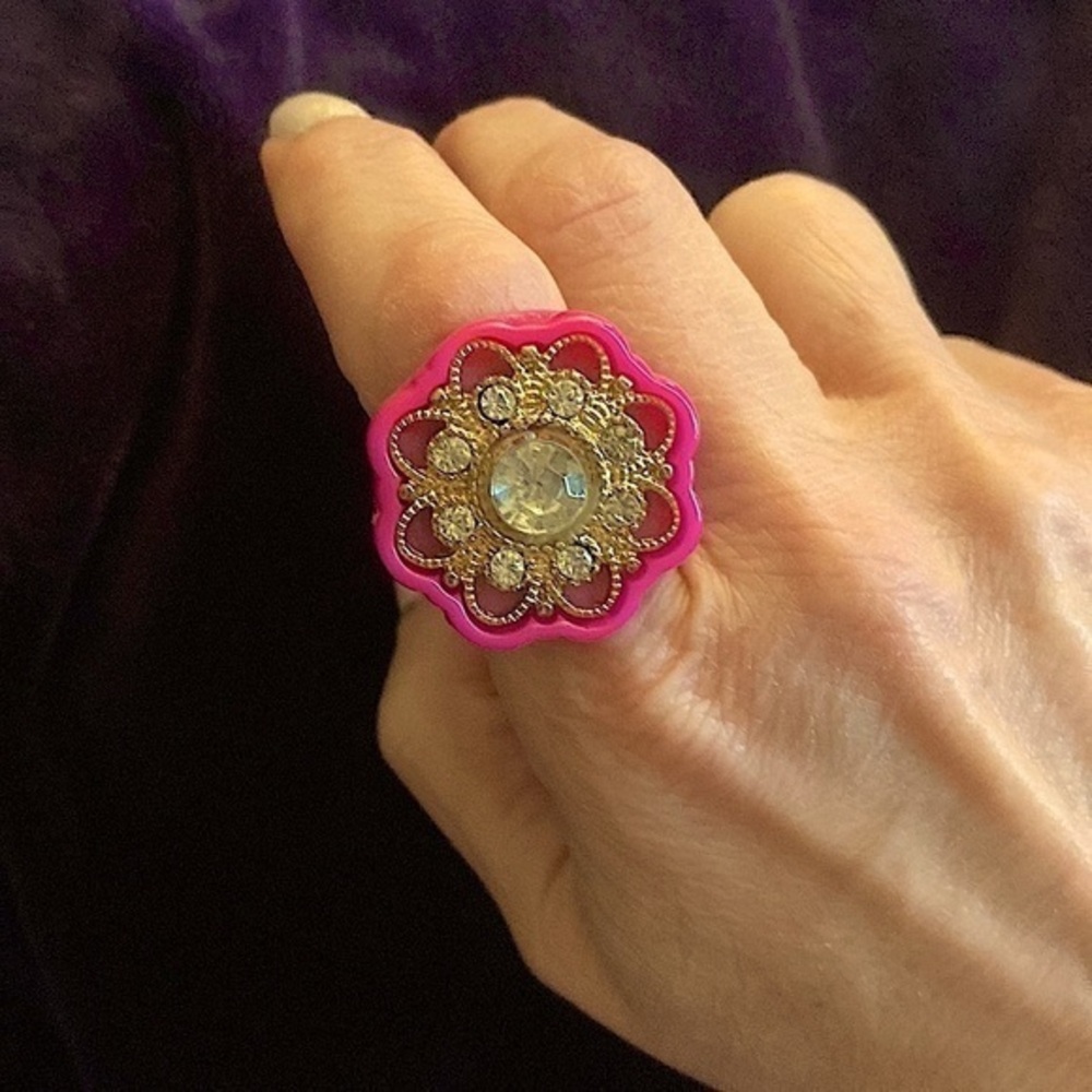 Kundan  floral cocktail ring. Purple resin base. Gold/Diamanté inlay design.
